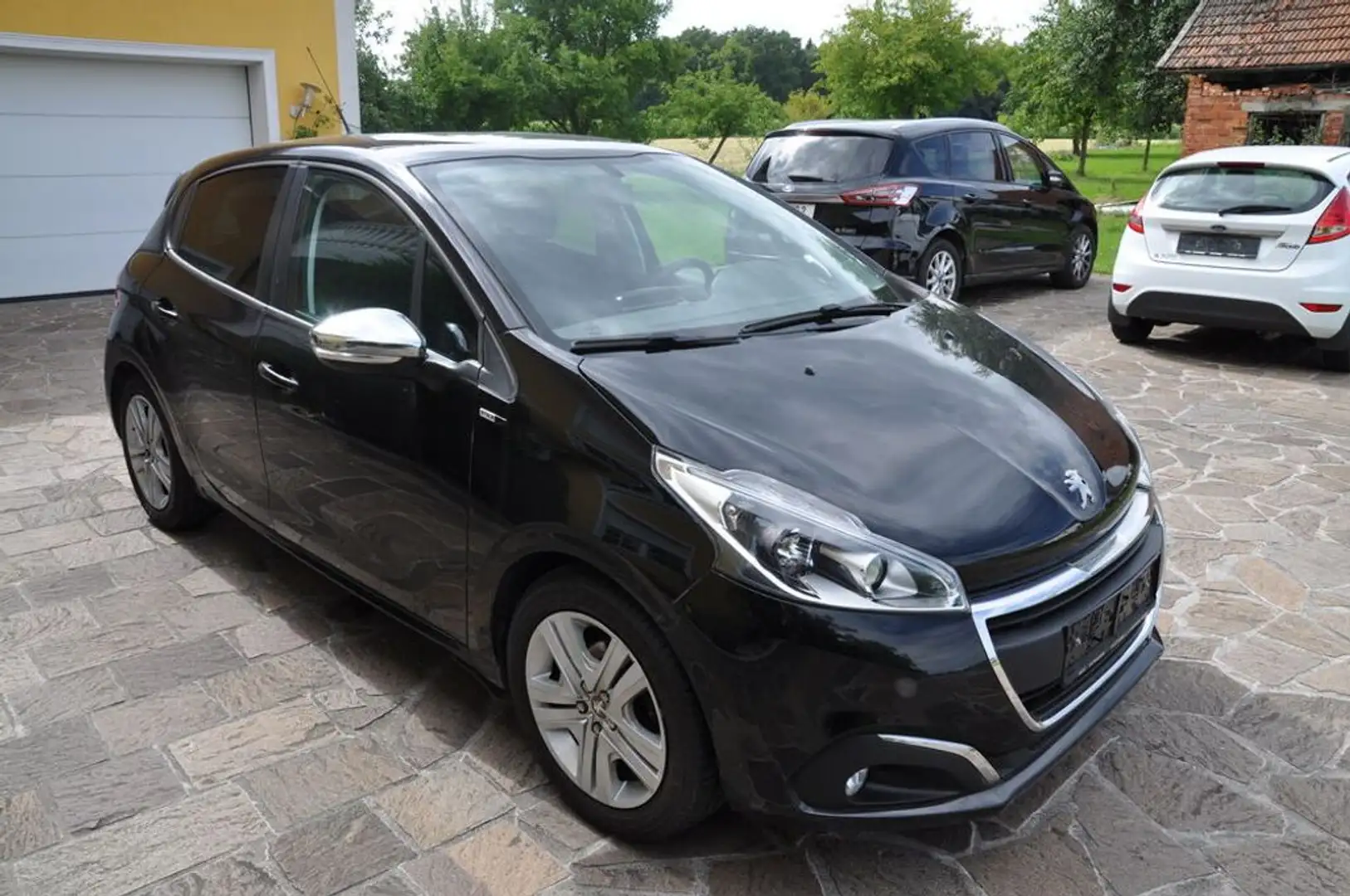 Peugeot 208 Style Active Pure Tec82 Schwarz - 2