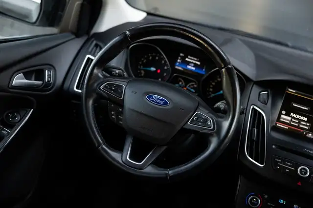 Ford Focus view 9