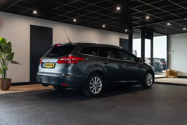 Ford Focus view 3