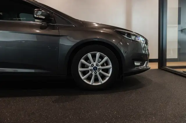 Ford Focus view 14