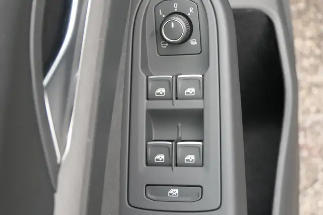 Volkswagen Golf view 4