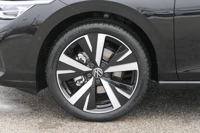 Volkswagen Golf view 3