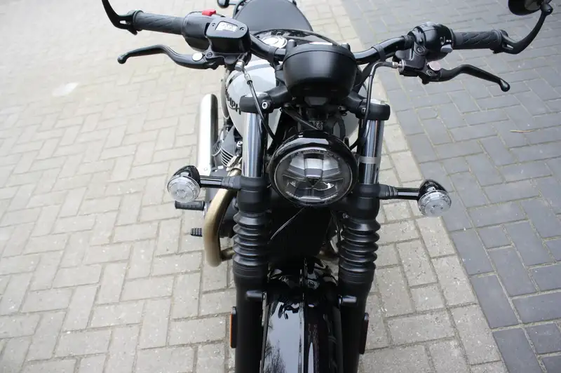Triumph Bonneville Bobber - foto 6