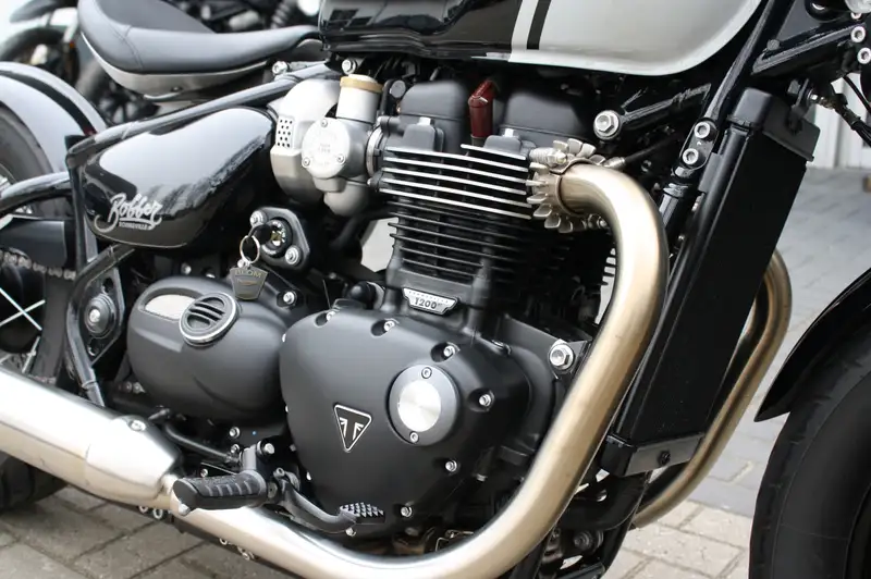 Triumph Bonneville Bobber - foto 4