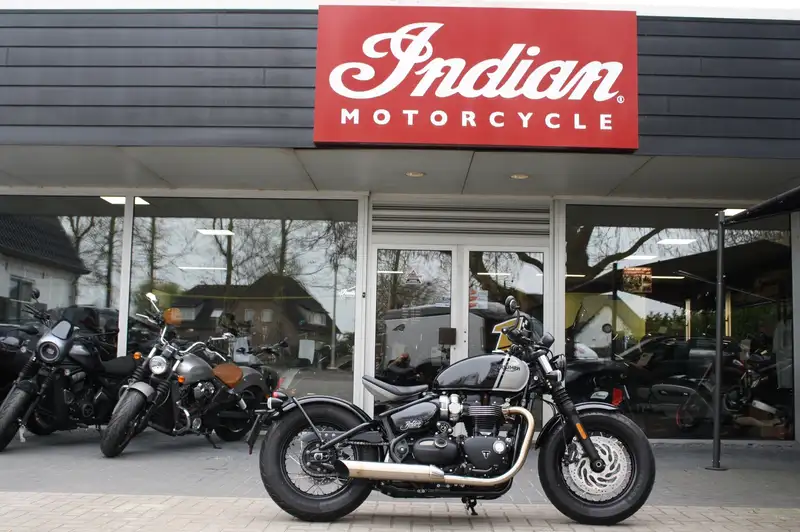 Triumph Bonneville Bobber - foto 2