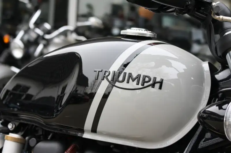 Triumph Bonneville Bobber - foto 3