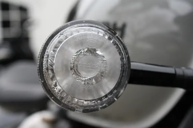 Triumph Bonneville Bobber - foto 8