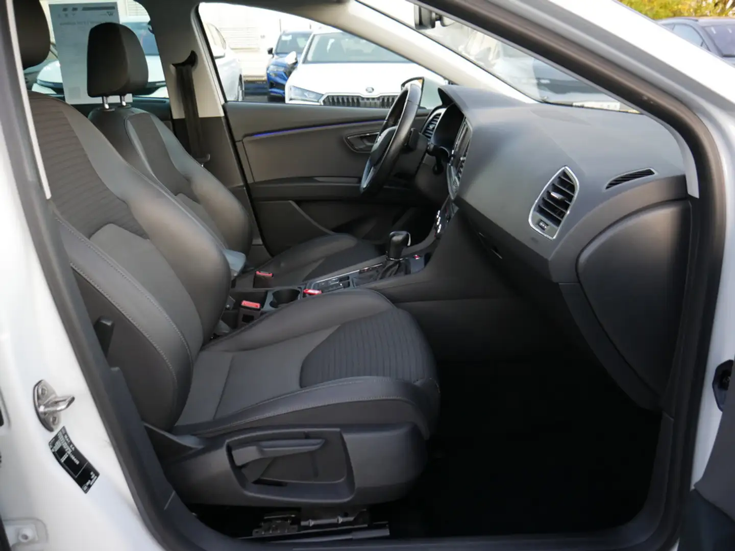 SEAT Leon ST 2.0 TDI Xcellence NAVI AHK FACEL. LED Weiß - 2