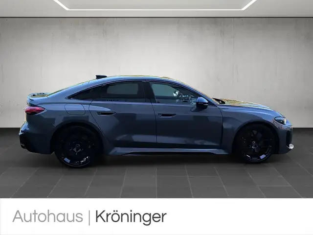 Audi RS5 view 4