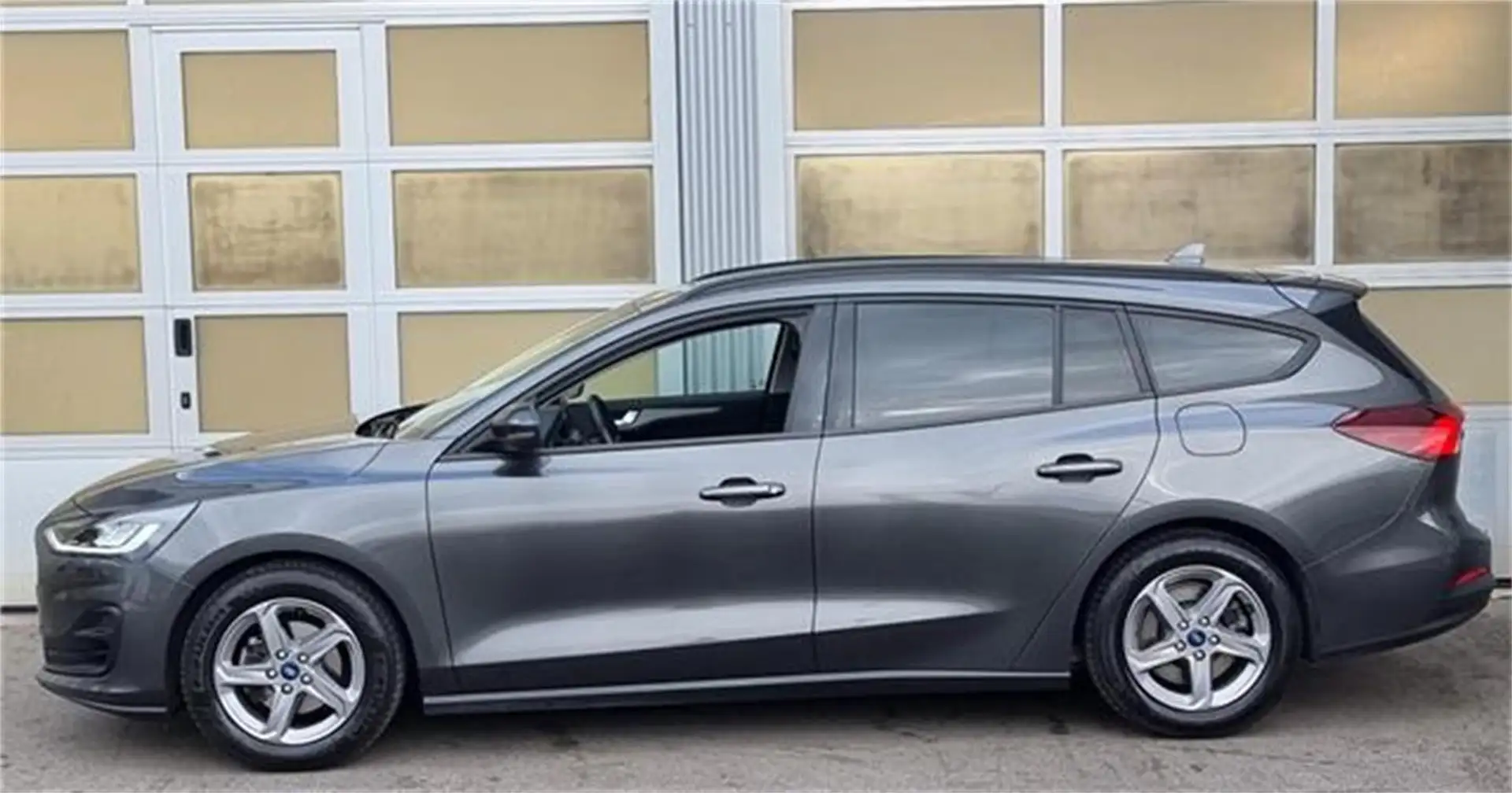 Ford Focus Turnier 1,5 EcoBoost Hybrid Active mit Navig Grau - 2