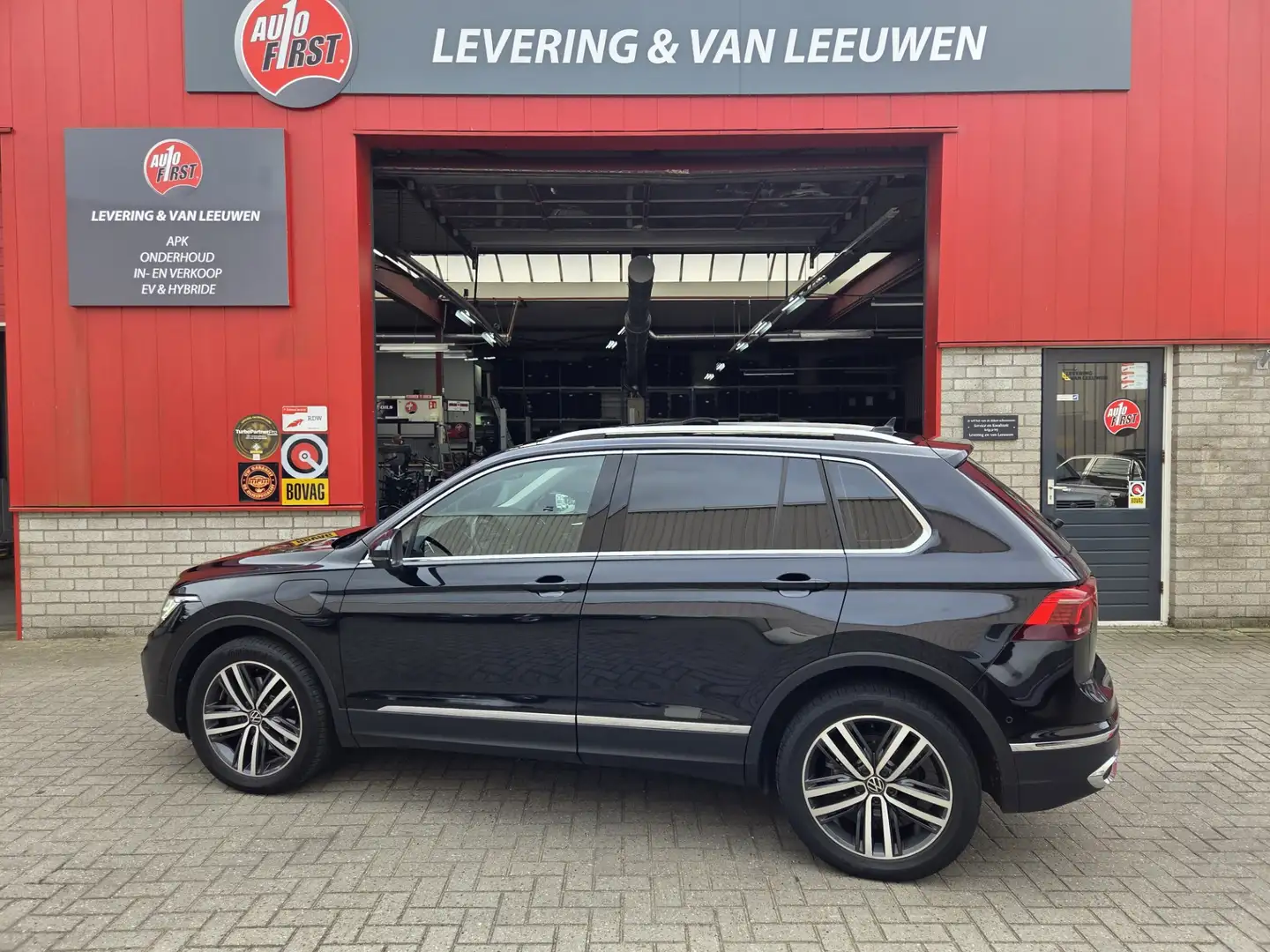 Volkswagen Tiguan 1.4 TSI eHybrid Business+ Schuifdak/ Memory Seats/ Zwart - 2