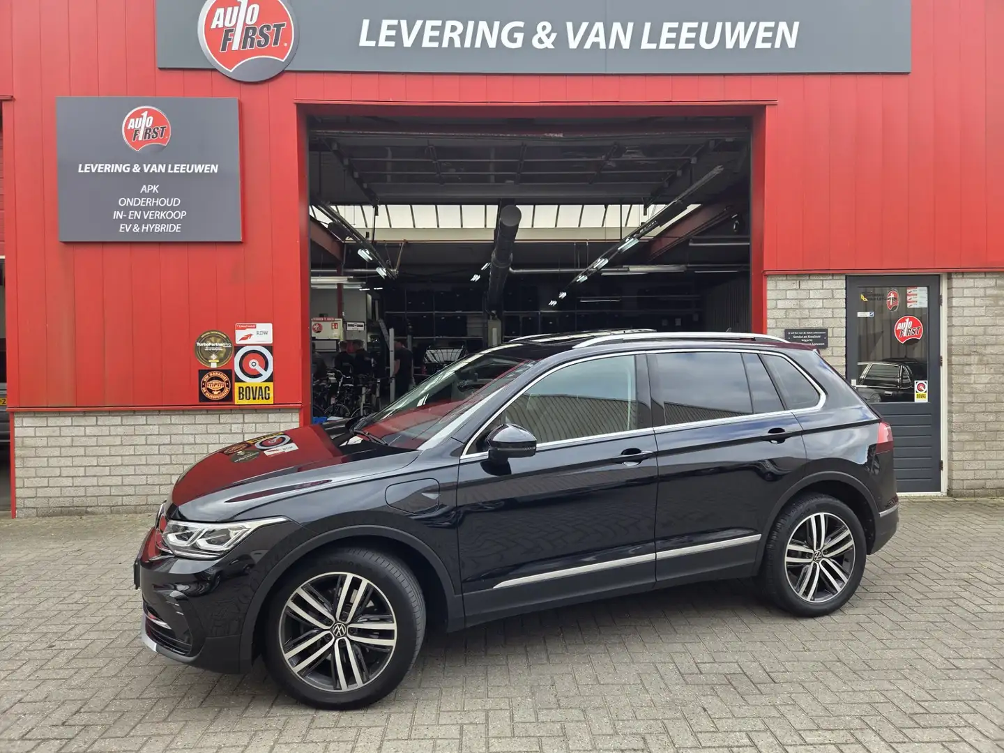 Volkswagen Tiguan 1.4 TSI eHybrid Business+ Schuifdak/ Memory Seats/ Zwart - 1