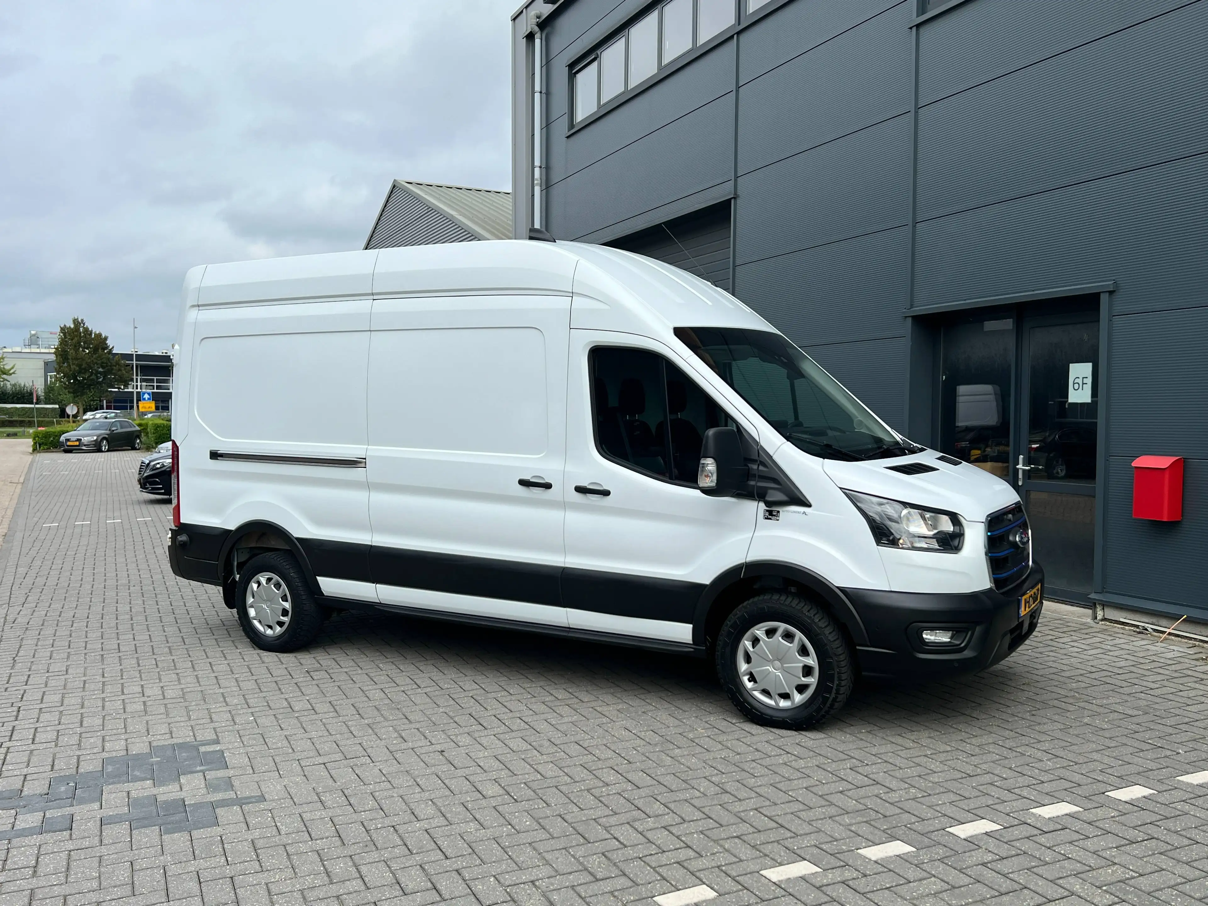 Ford E-Transit 350 L3H3 Trend 68kWh — photo 9