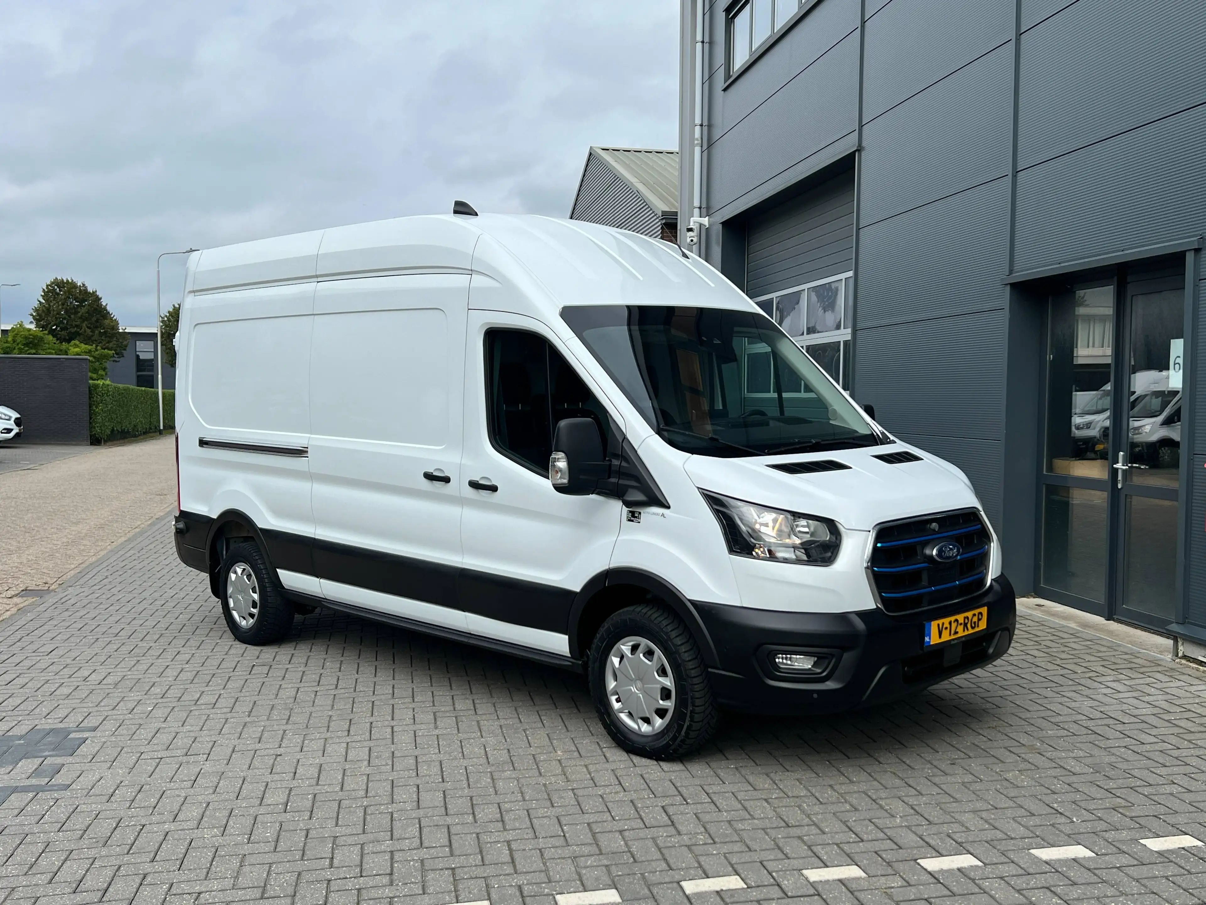 Ford E-Transit 350 L3H3 Trend 68kWh — photo 10