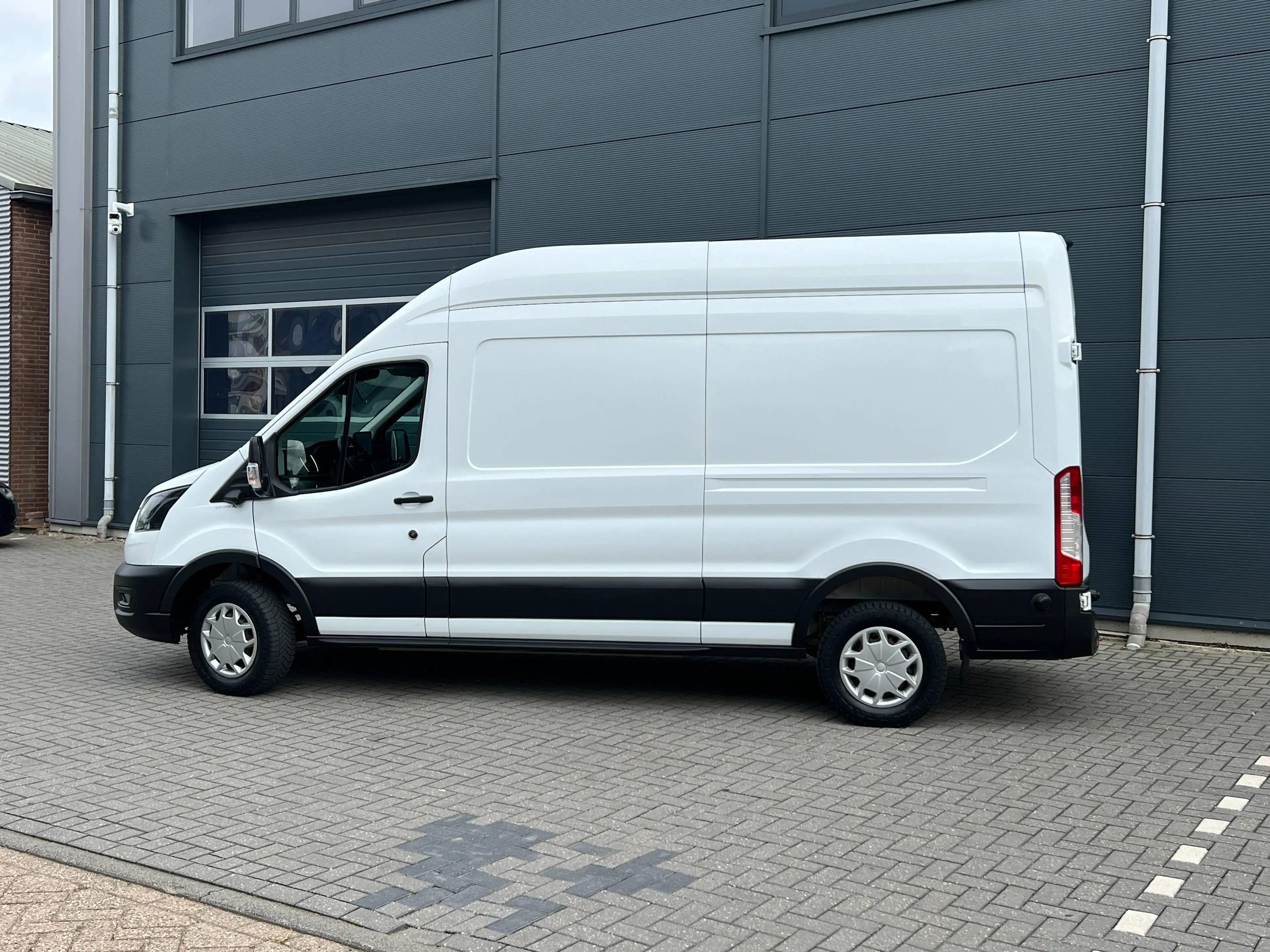 Ford E-Transit 350 L3H3 Trend 68kWh — photo 4