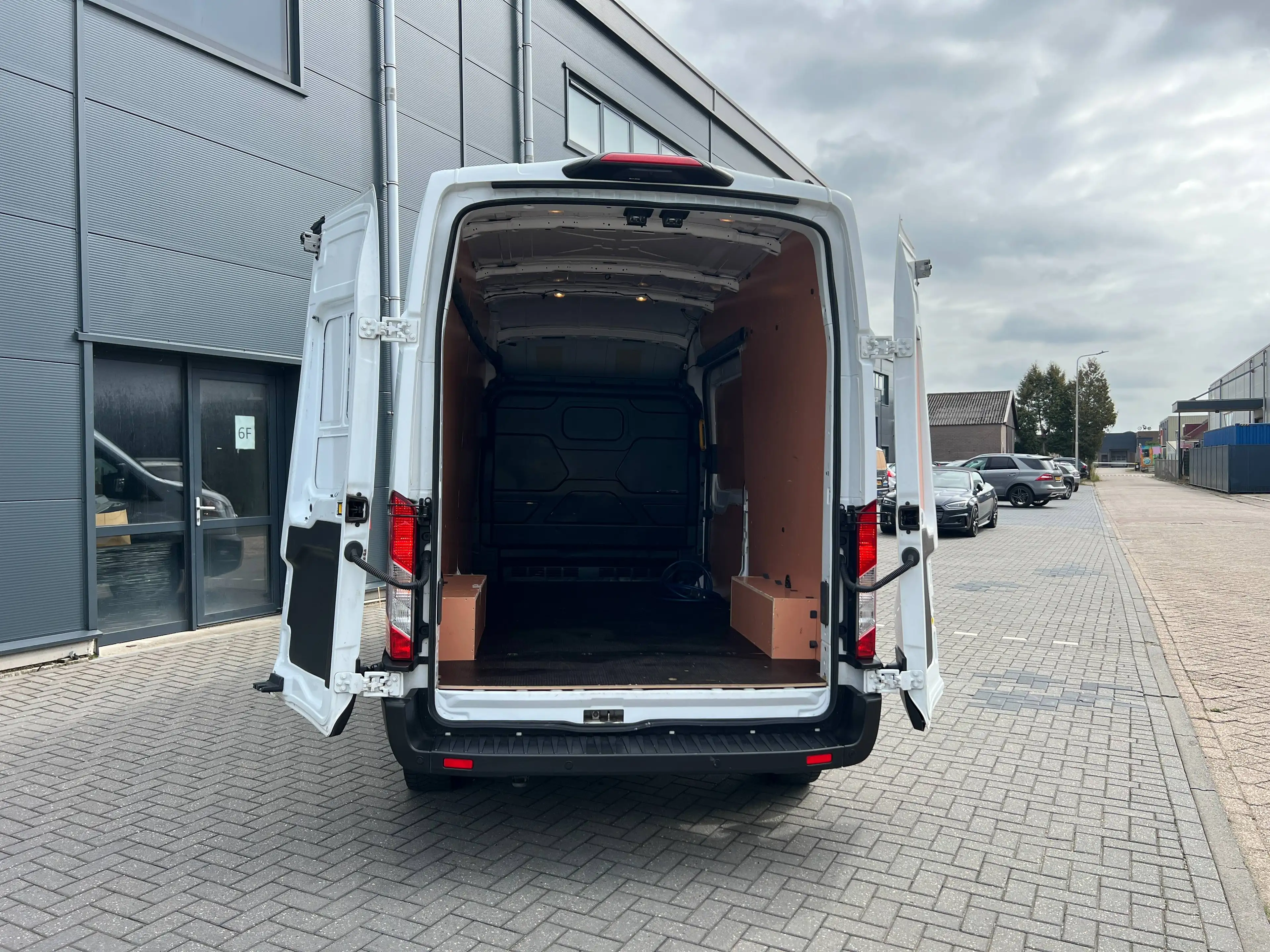 Ford E-Transit 350 L3H3 Trend 68kWh — photo 11
