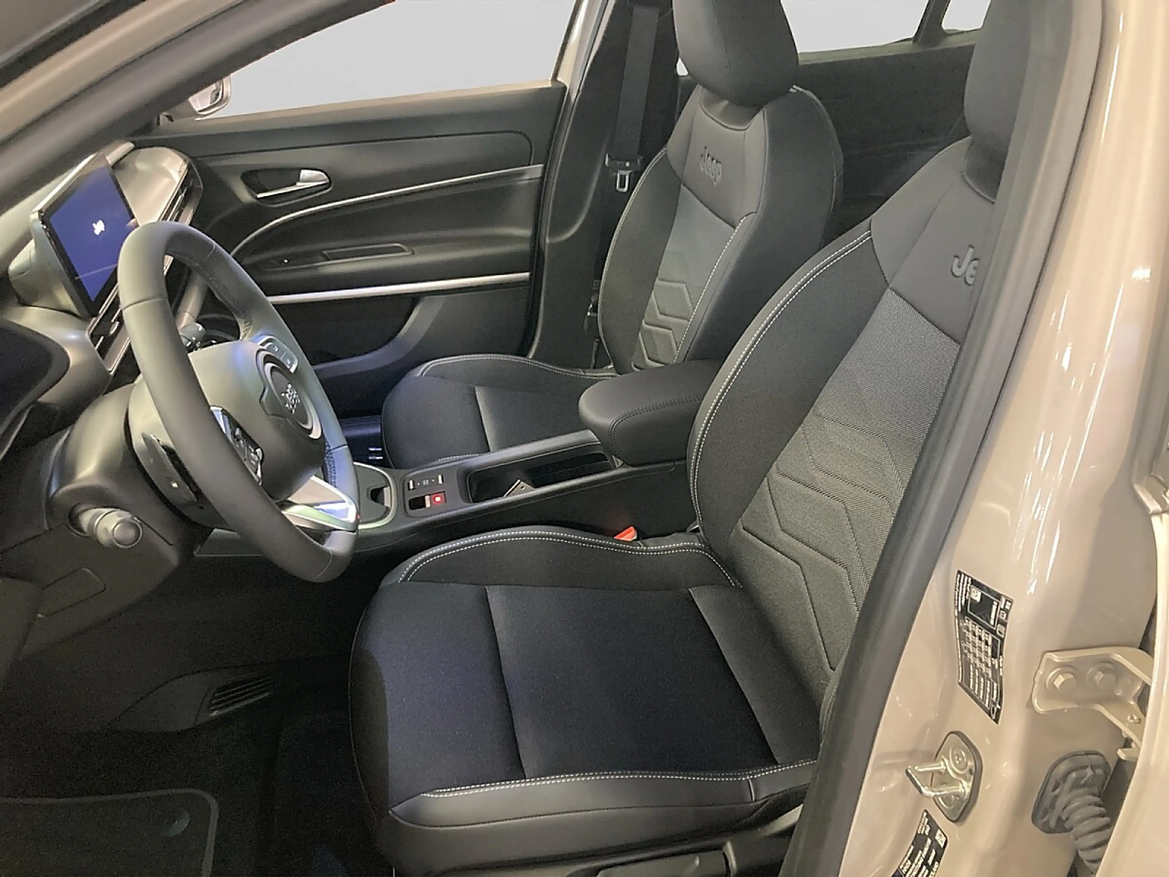 Jeep Avenger 1.2 e-Hybrid Summit e-DCT6 inkl. Winterkomplett... — photo 9