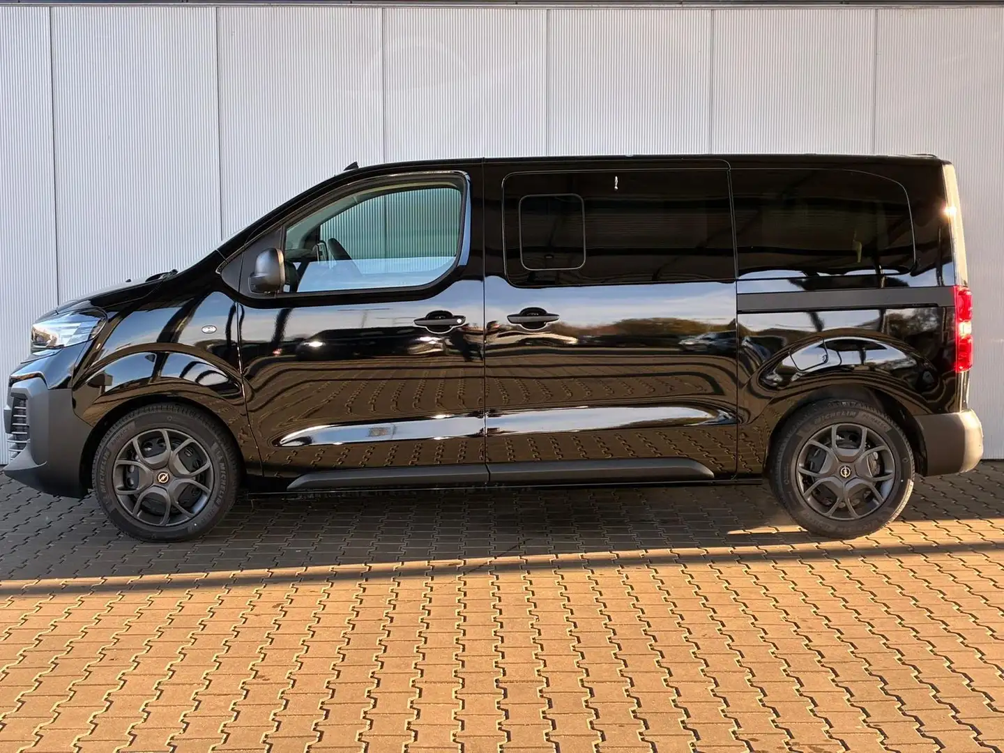 Opel Vivaro Kombi L 2.0 Diesel Automatik 177 PS / 9-Sitzer ... Schwarz - 2