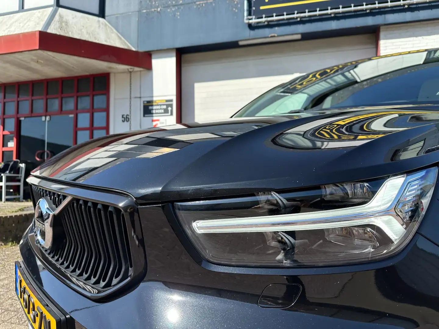 Volvo XC40 2.0 T4 AWD 190PK AUT |KEYLESS | WIT LEDER |LUXE|36 Zwart - 2
