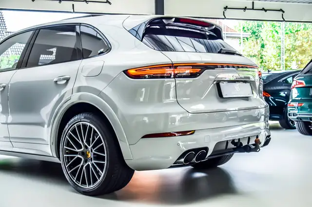 Porsche Cayenne view 15