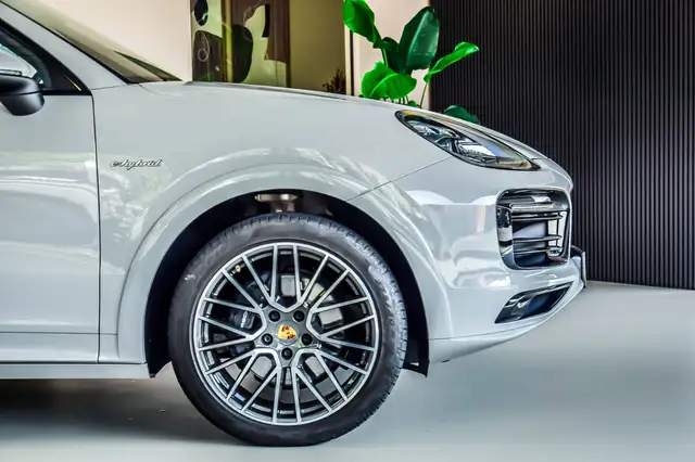 Porsche Cayenne view 8