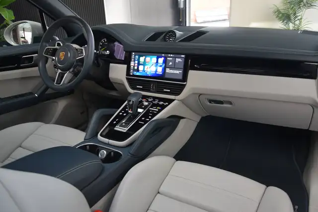 Porsche Cayenne view 10