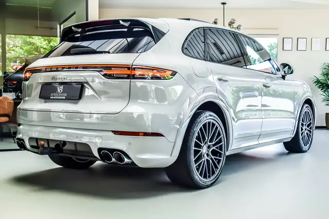 Porsche Cayenne view 11