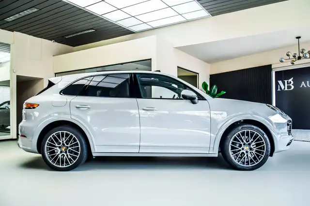 Porsche Cayenne view 9