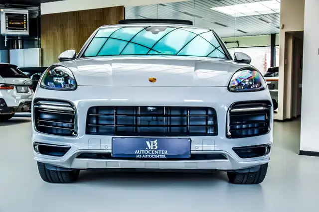 Porsche Cayenne view 3
