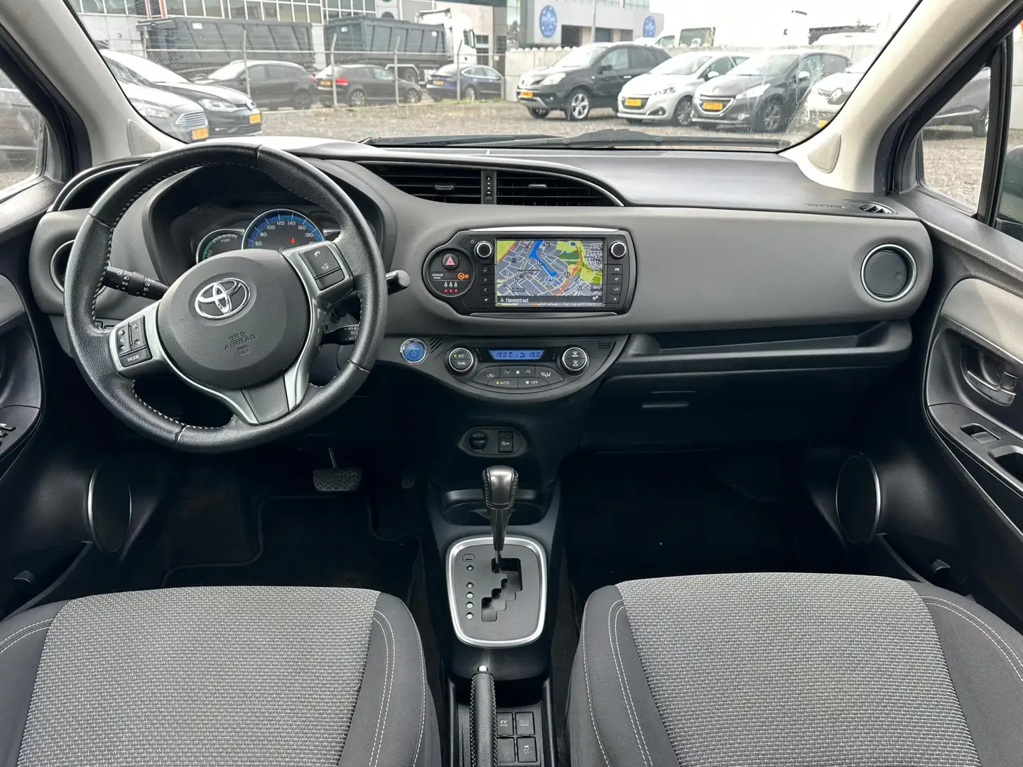 Toyota Yaris 1.5 Hybrid Lease/NAVI/AUTOMAAT/CAMERA Grijs - 2