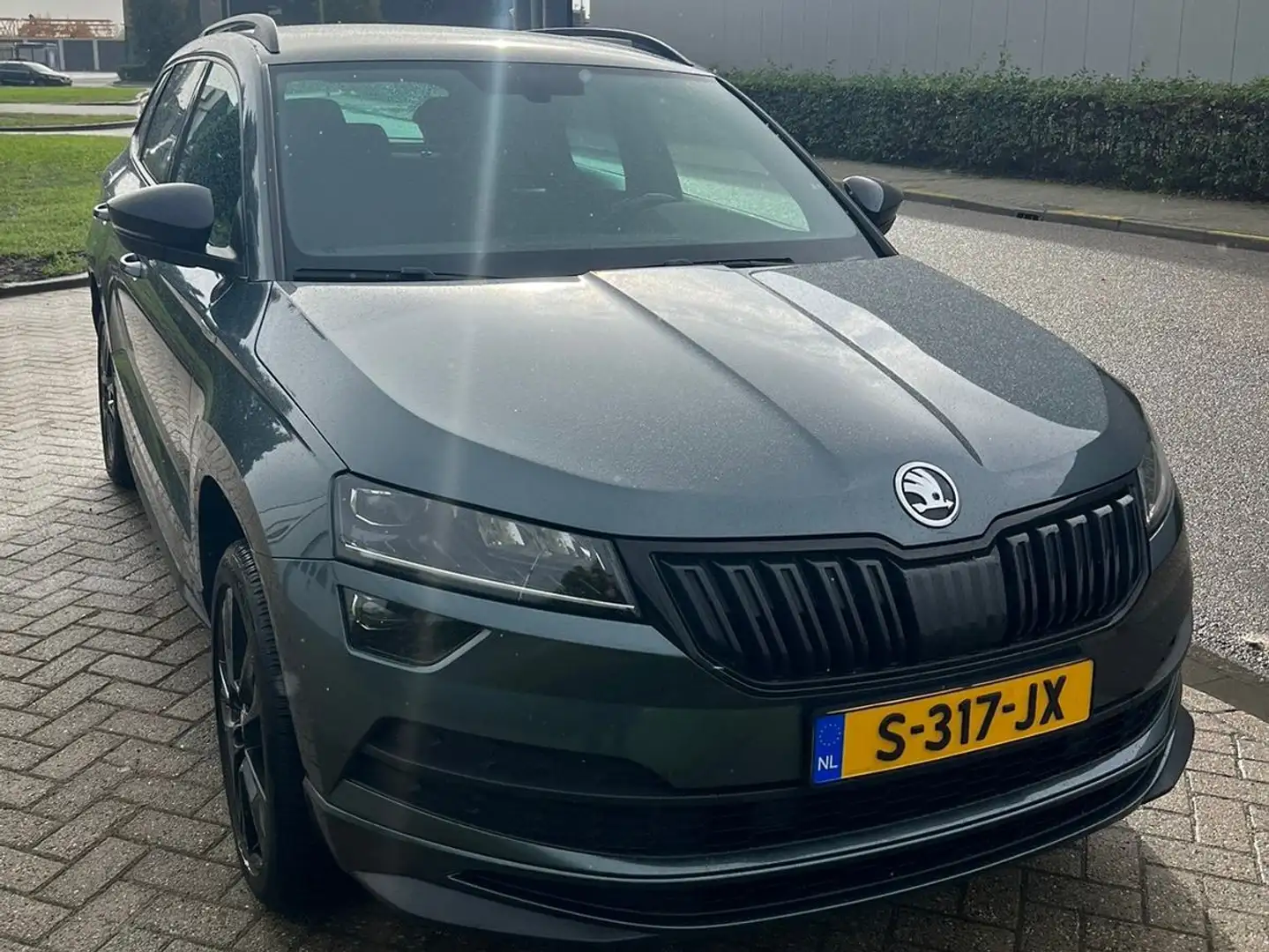 Skoda Karoq 1.5 TSI Sportl. Bus. Šedá - 1