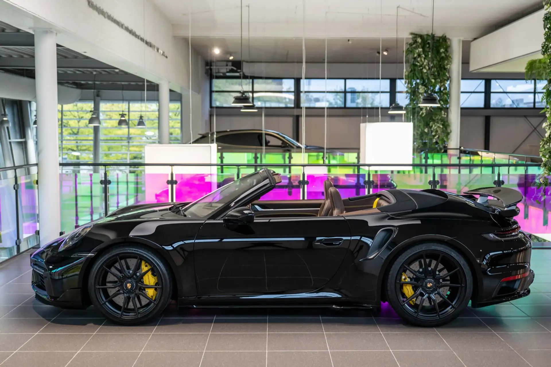 포르쉐 911 Turbo S Cabriolet 2023 검정 사진 2
