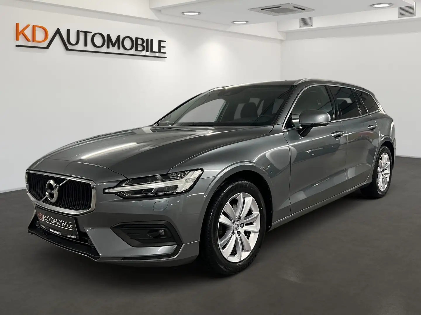 Volvo V60 B4 Momentum Pro Aut. Grau - 1