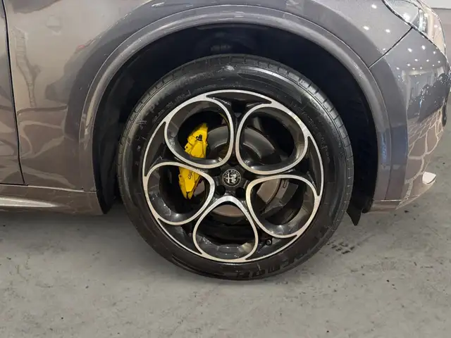 Alfa Romeo Stelvio view 7