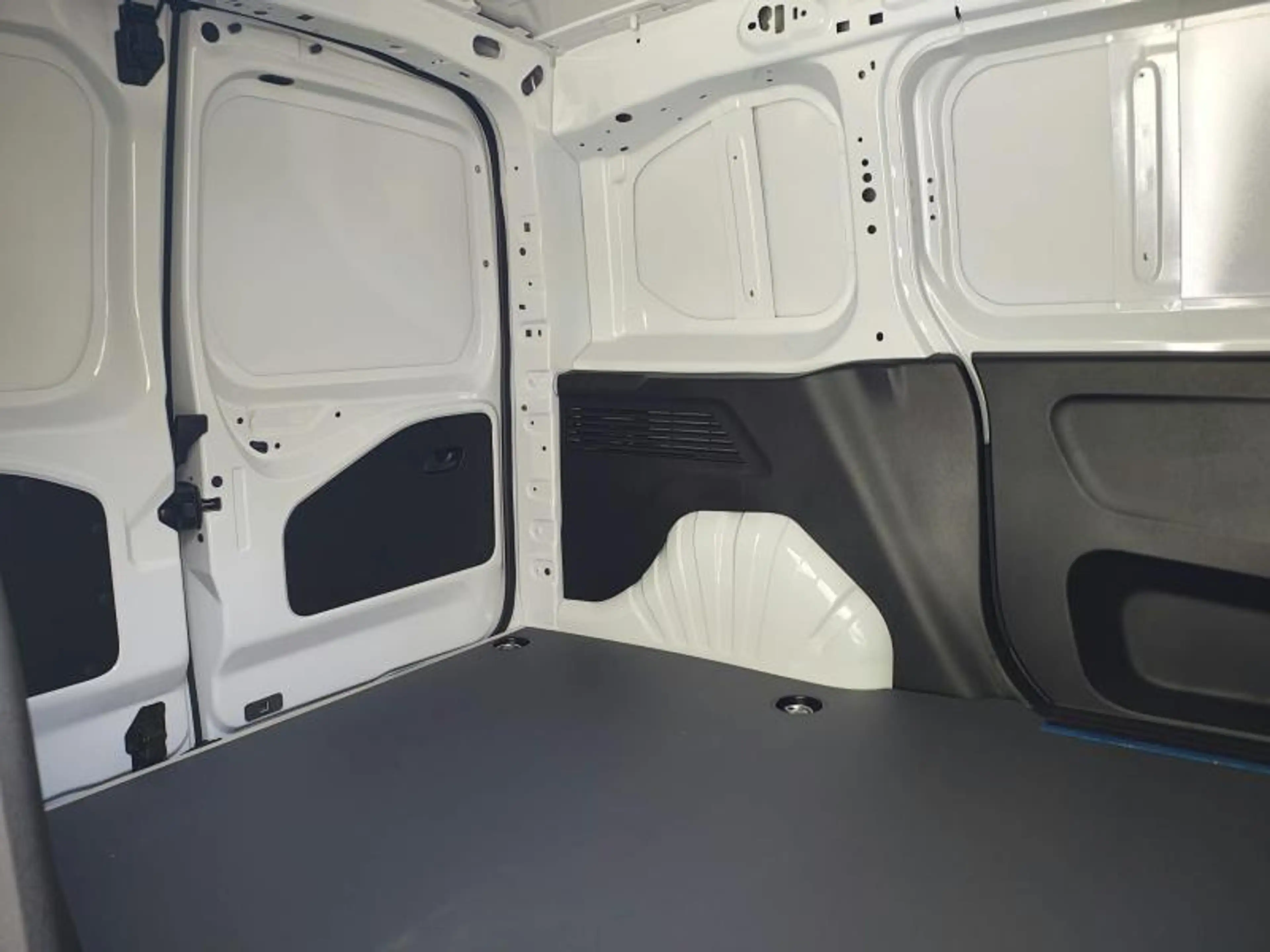 Peugeot Partner M / EAT8 / Dispo 10/2026 — photo 8