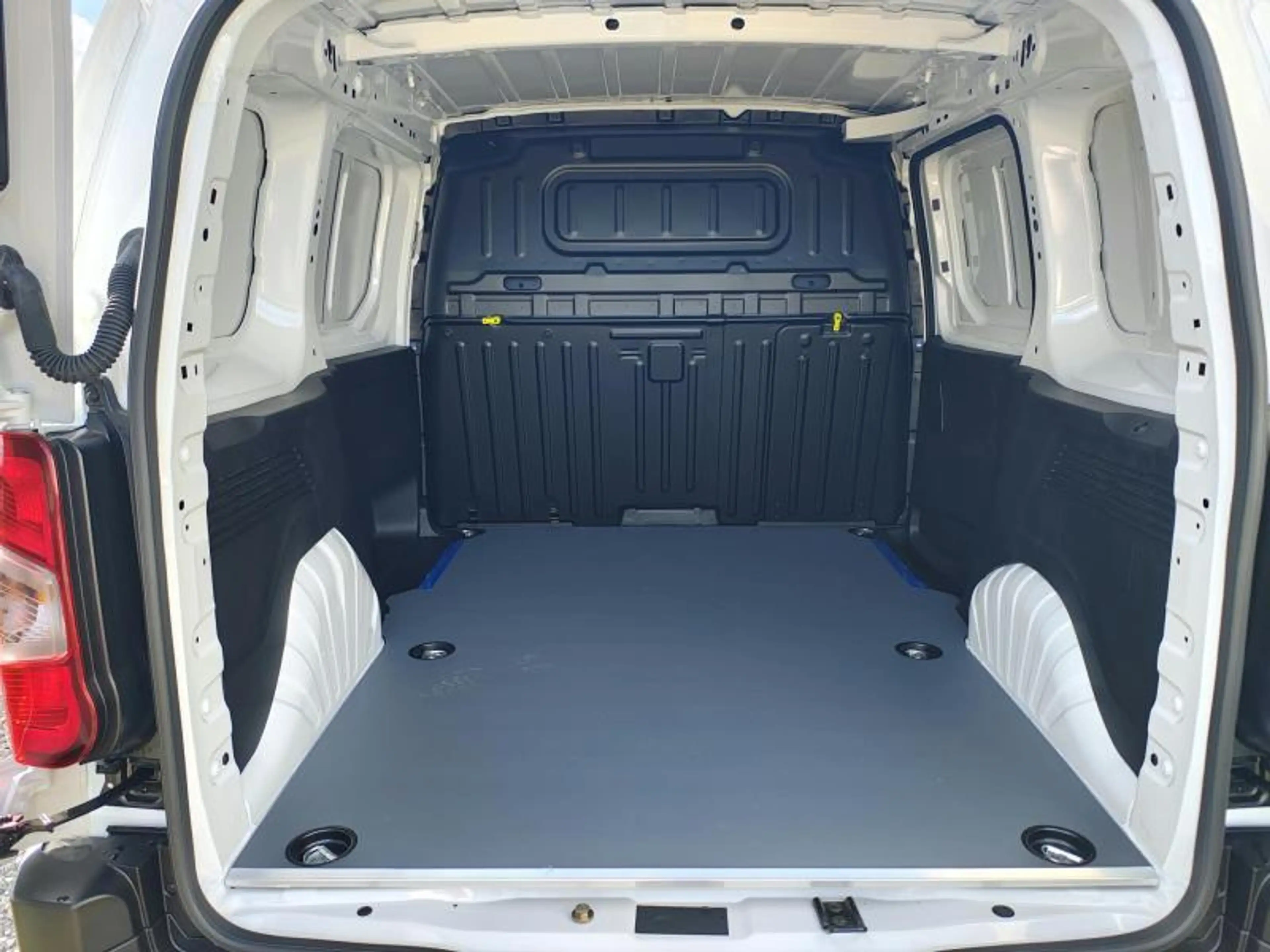 Peugeot Partner M / EAT8 / Dispo 10/2026 — photo 7