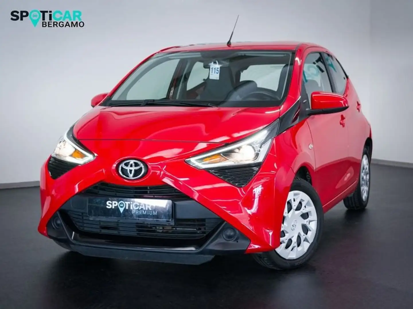 Toyota Aygo Connect 1.0 VVT-i 72 CV 5 porte x-play Touch Rosso - 1