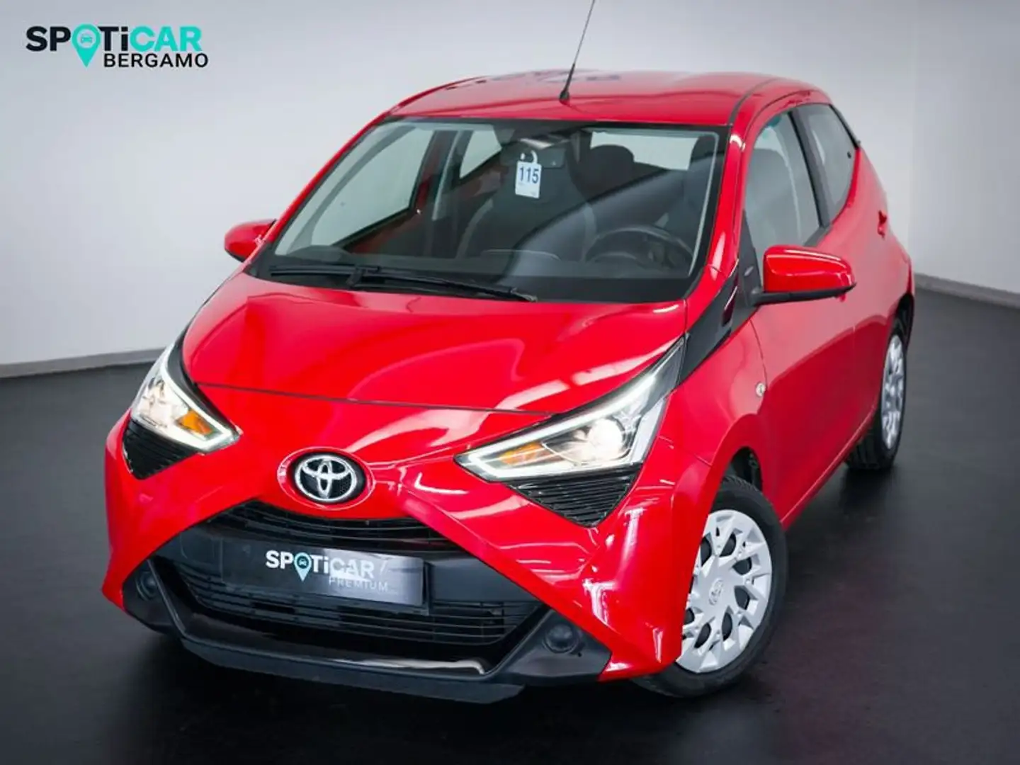 Toyota Aygo Connect 1.0 VVT-i 72 CV 5 porte x-play Touch Rosso - 2
