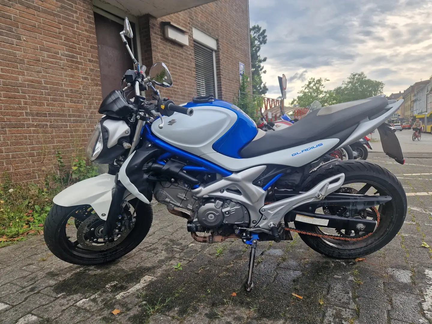 Suzuki Gladius 650 Blauw - 1
