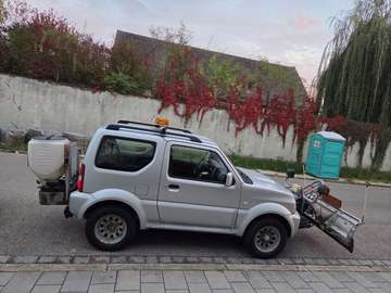 Winterdienstfahrzeug mit Schneepflug & Salzstreuer