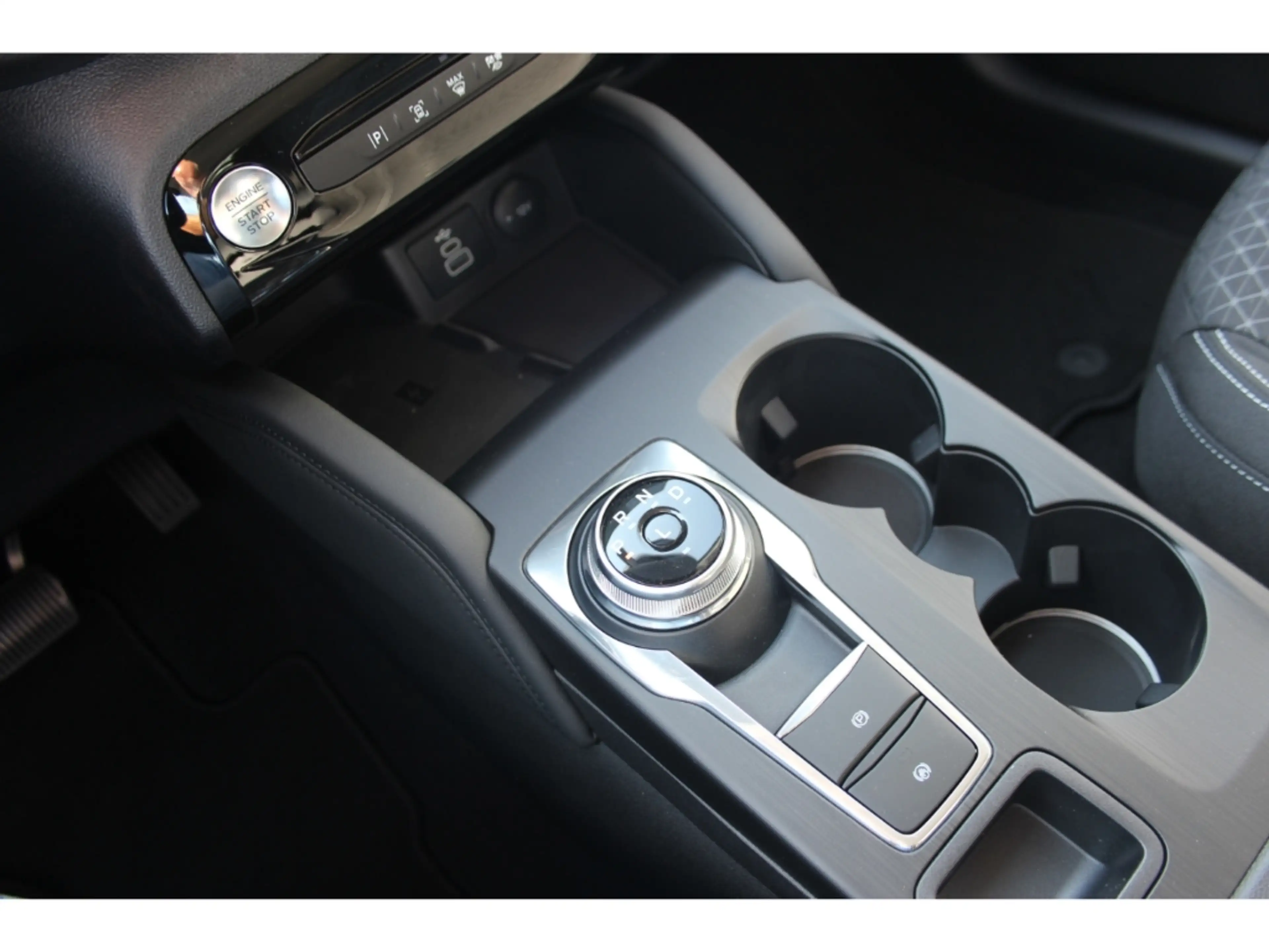 Ford Kuga 2.5 Titanium FHEV Winterpaket Garantie 18'' — photo 13