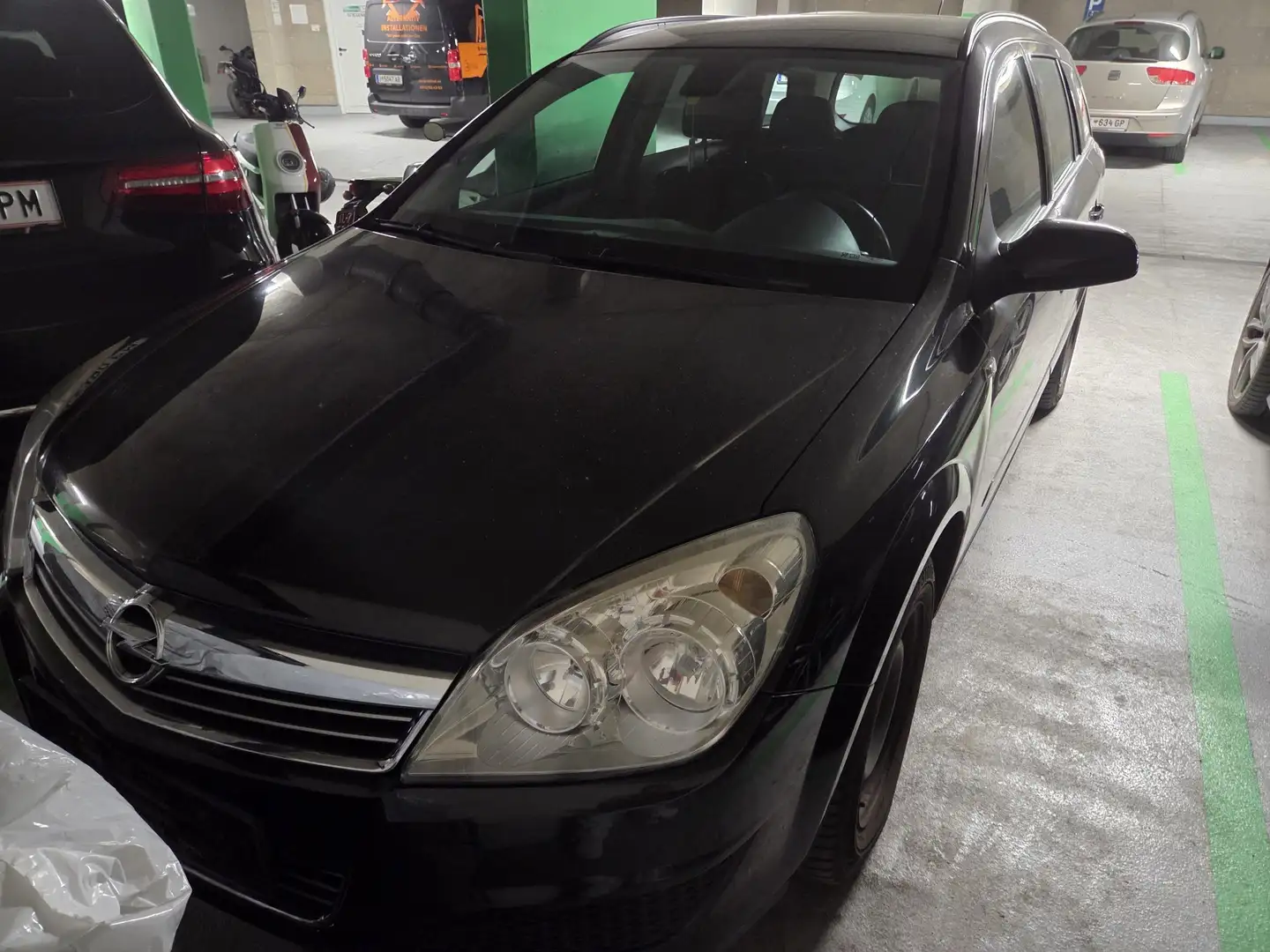 Opel Astra 1,4 Caravan Schwarz - 1