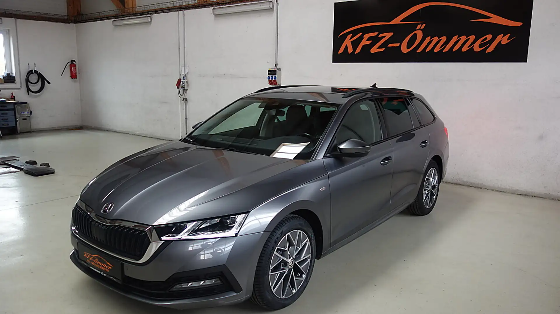 Skoda Octavia Combi 2,0 TDI DSG,AHK,LED-Matrix,SHZ vo/hi,Virt... Grau - 1