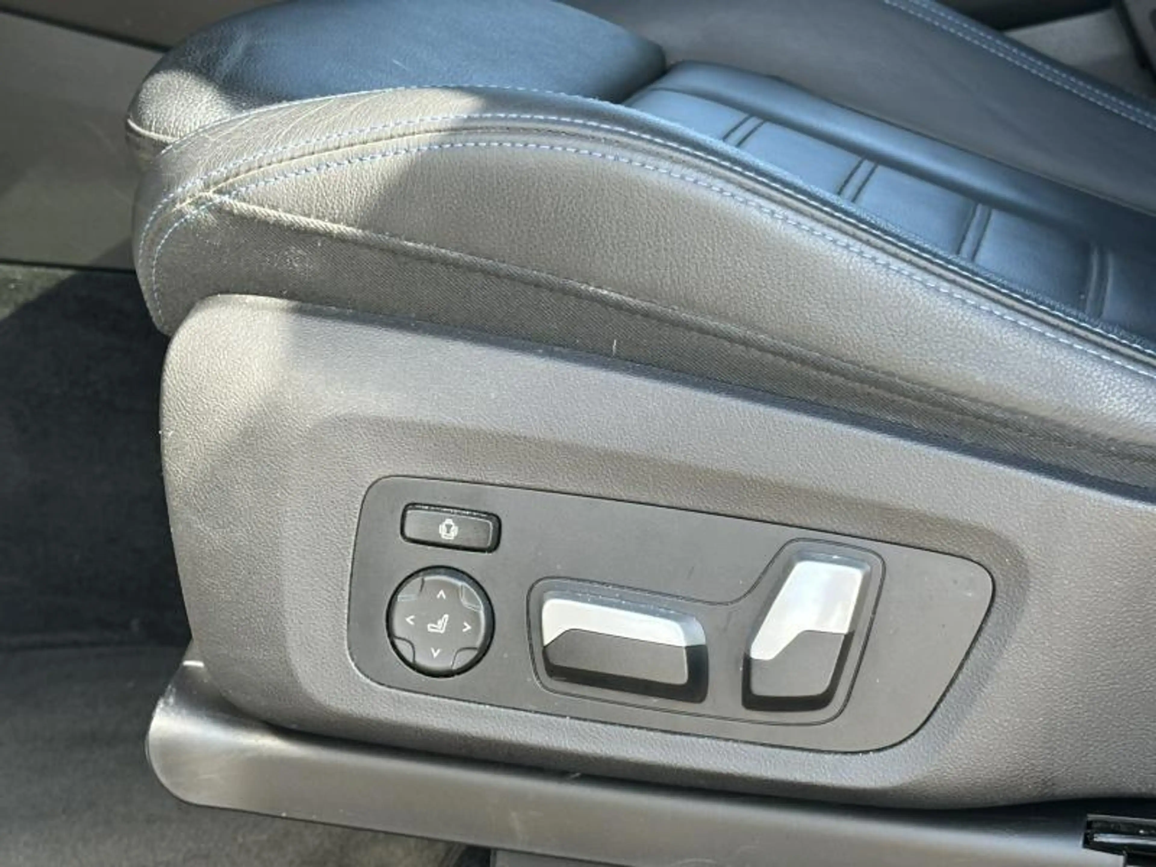 BMW iX3 Impressive — photo 10