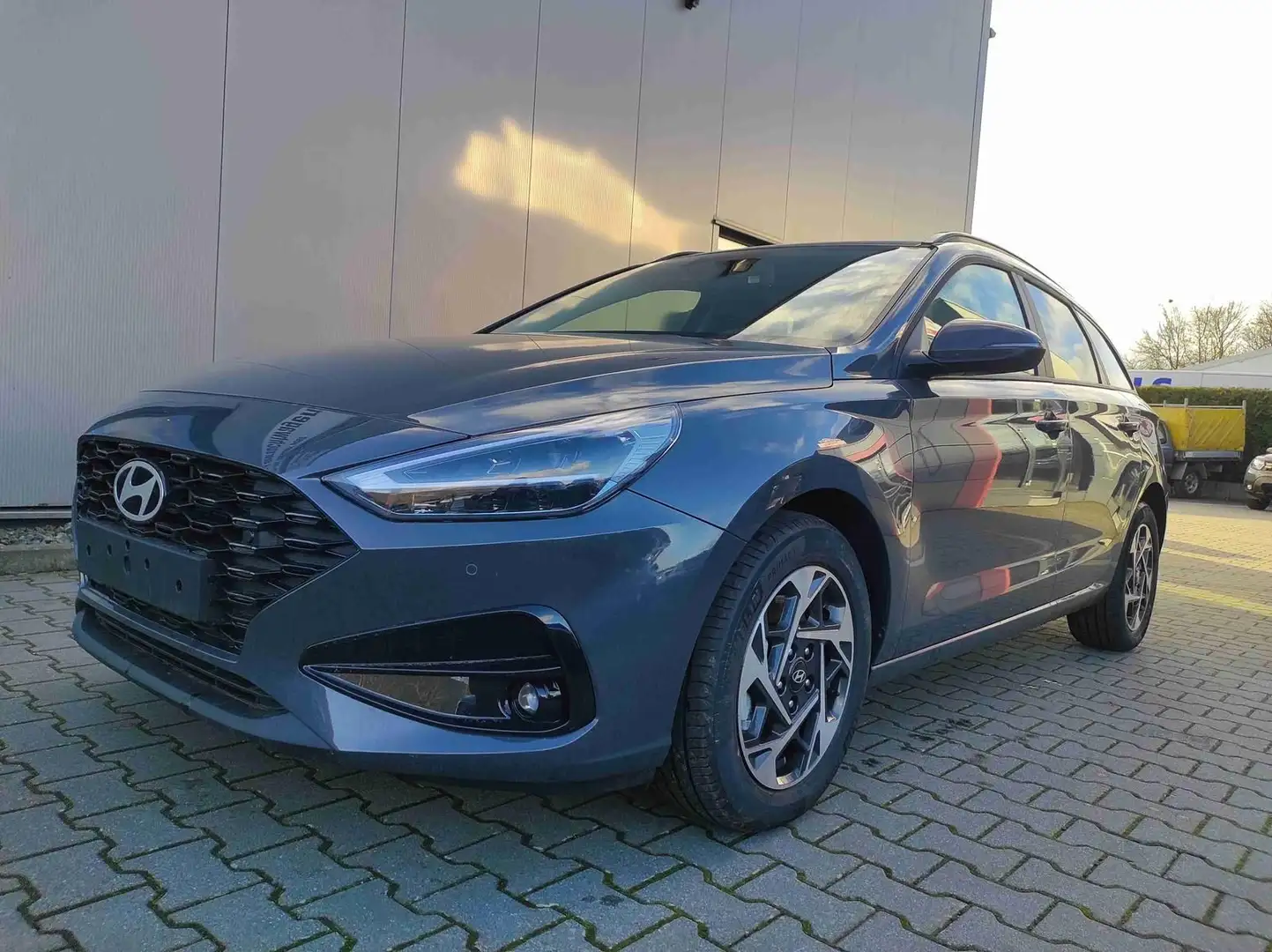 Hyundai i30 SW 1.5 MJ25*Navi*LED*Shzg*PDCv&h*Cam*16 Gris - 1