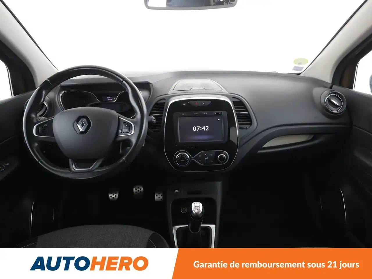 Renault Captur — photo 12