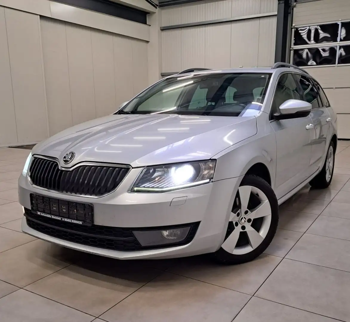 Skoda Octavia 2.0 TDI Elegance / XENON / NAVI /AHK / Argento - 1