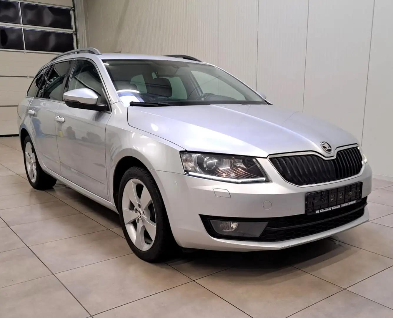 Skoda Octavia 2.0 TDI Elegance / XENON / NAVI /AHK / Argento - 2