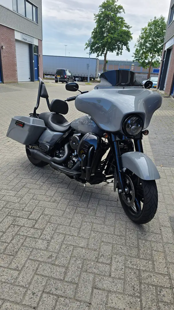Harley-Davidson Street Glide FLHX Šedá - 2