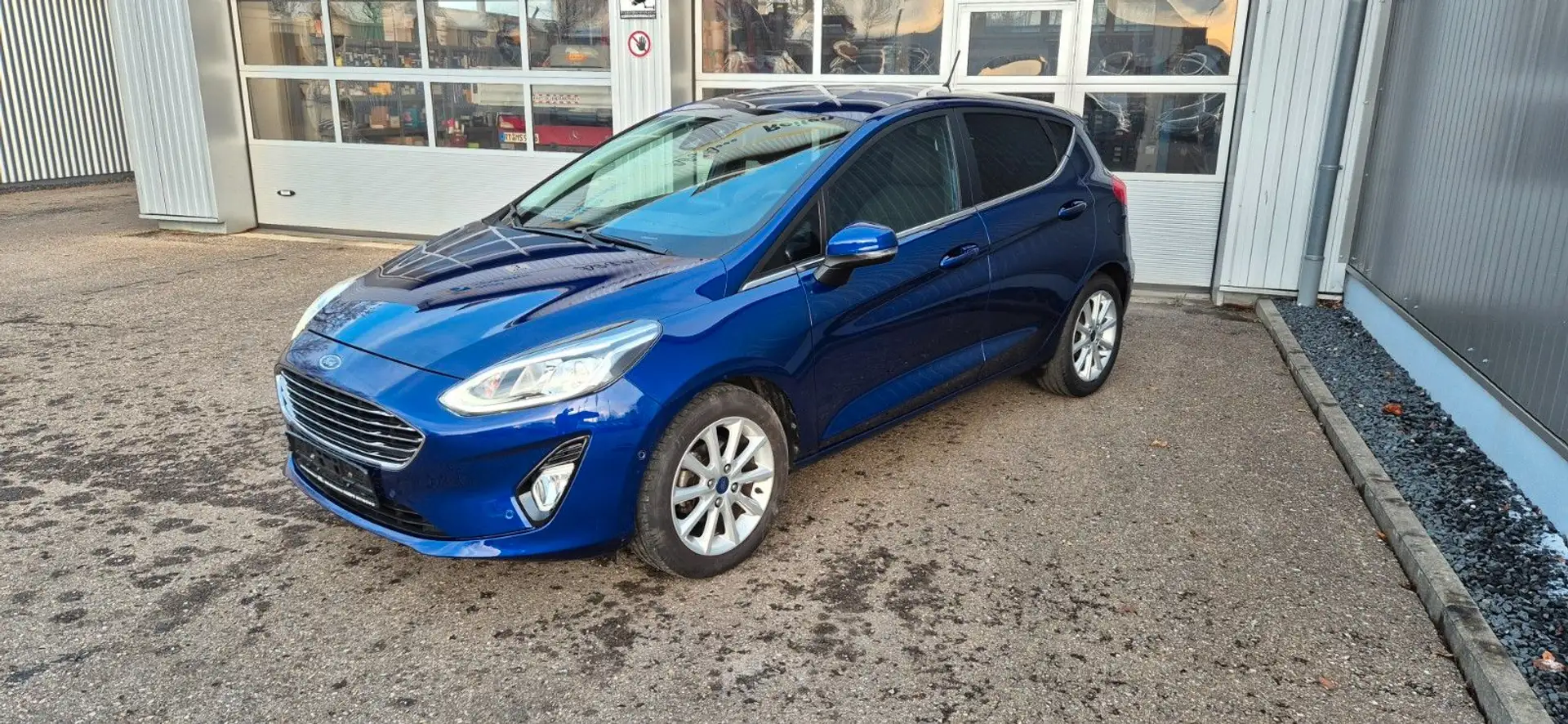 Ford Fiesta Titanium Blau - 1